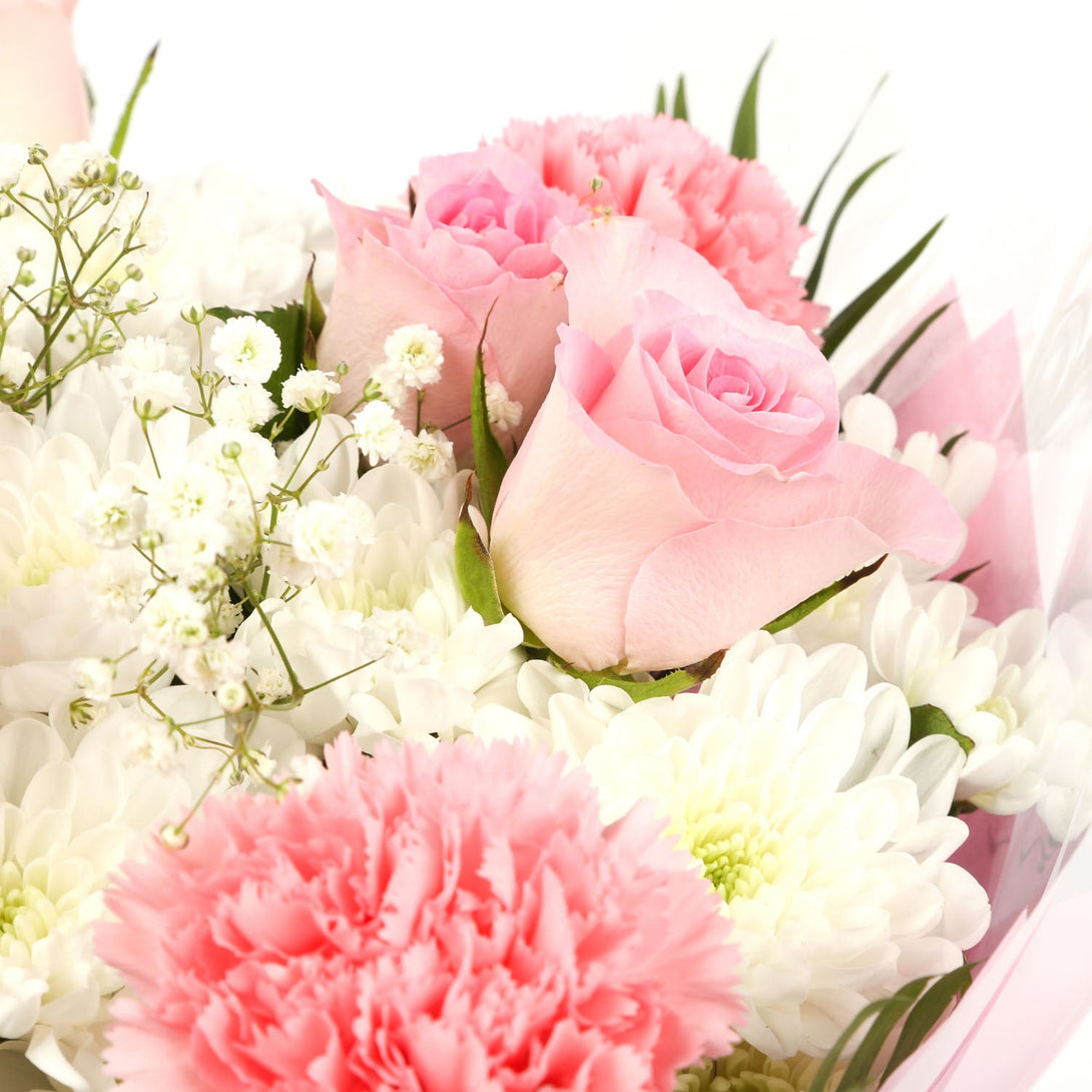 A Pink Snow White Bouquet & Birthday Balloon£16.99