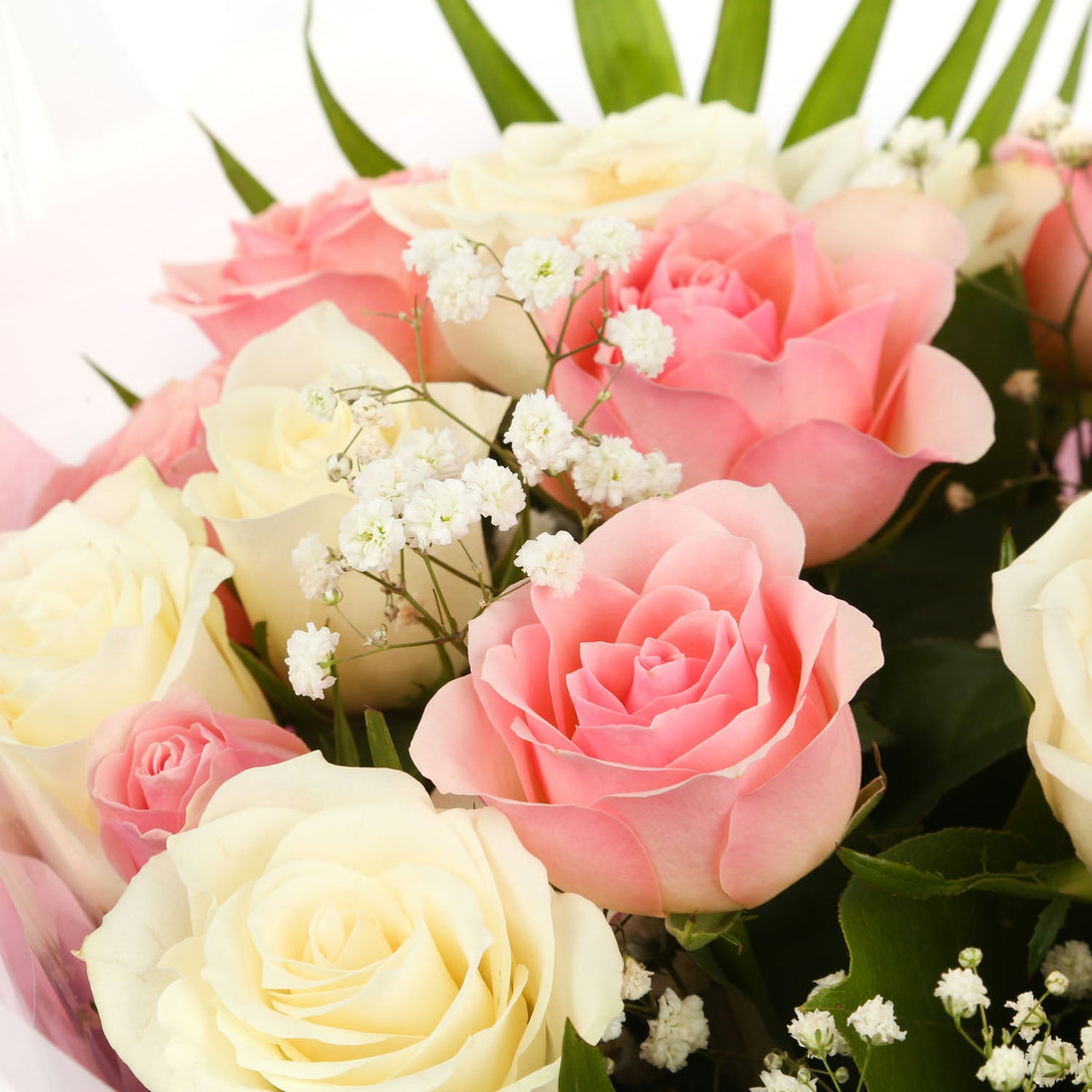 20 Sweet Pink & White Roses & Birthday Balloon£21.99