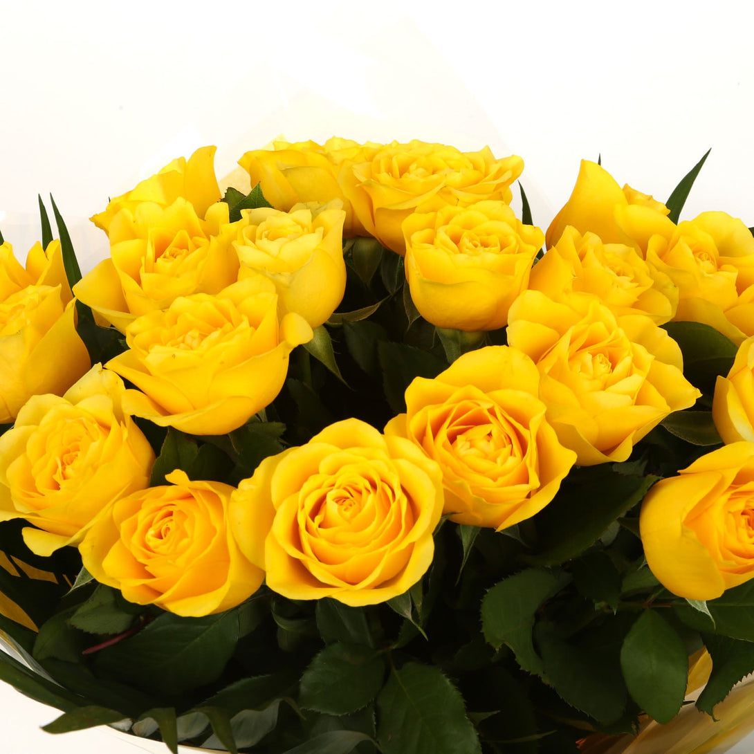 20 Luxury Yellow Roses & Birthday Balloon£21.99